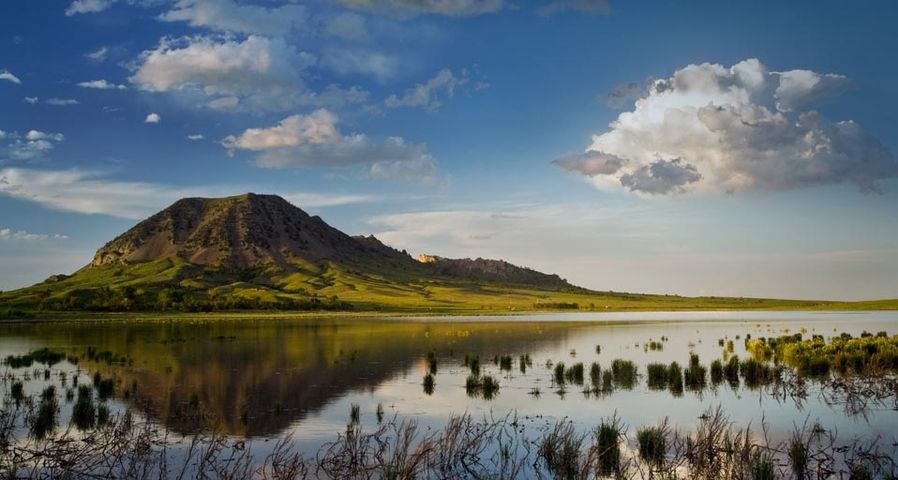 Der Bear Butte spiegelt sich im gleichnamigen See in der Nähe von Sturgis, South Dakota, USA – Chuck Haney/DanitaDelimont.com ©