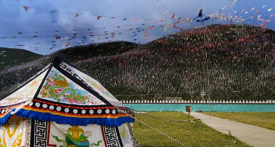 Zelte und Gebetsfahnen in der Provinz Sichuan, China