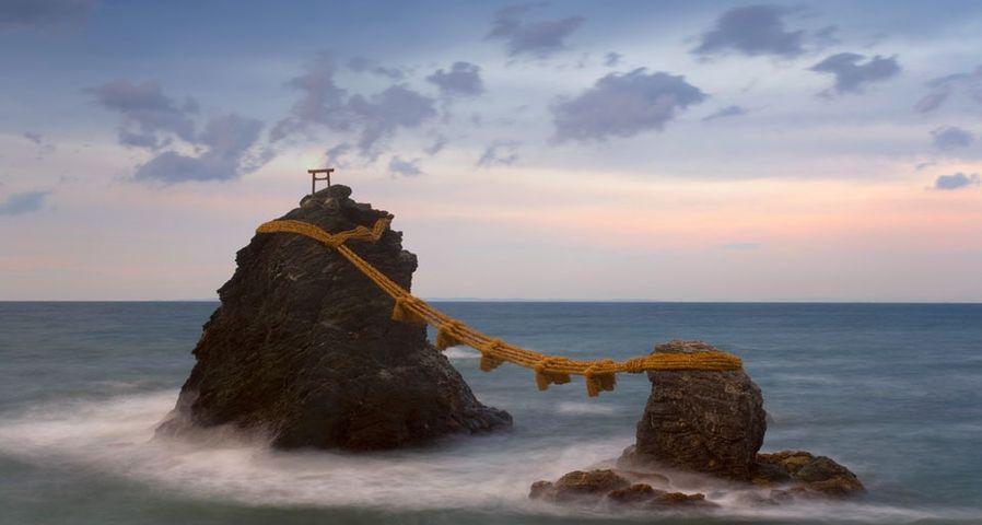 Die „verheirateten Felsen”, japanisch Meoto-Iwa, befinden sich vor der Küste von Ise, Japan – Gavin Hellier/Corbis ©