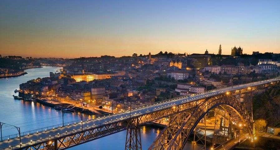 Sonnenuntergang hinter der Ponte Dom Luis I und der Stadt Porto, Portugal – SIME/eStock Photo ©