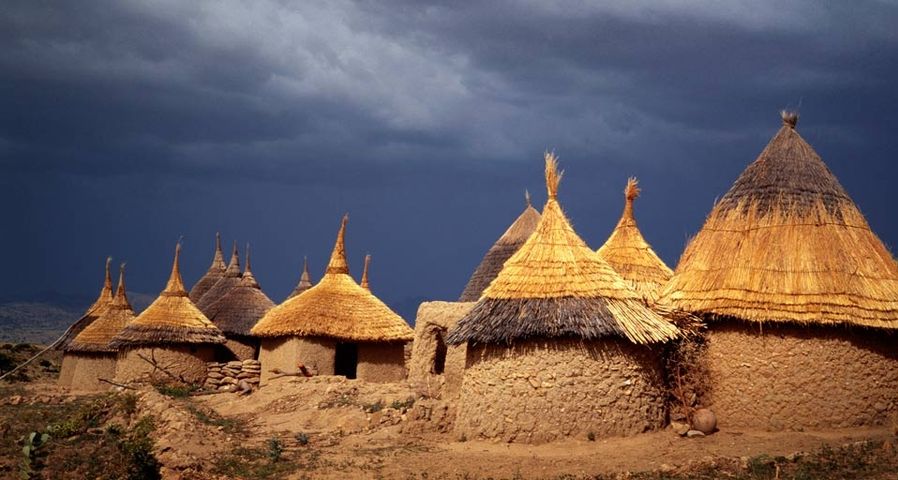 Traditionelle Hütten mit Strohdächern in den Mandara Bergen, Kamerun – Sylvain Grandadam/Getty Images ©