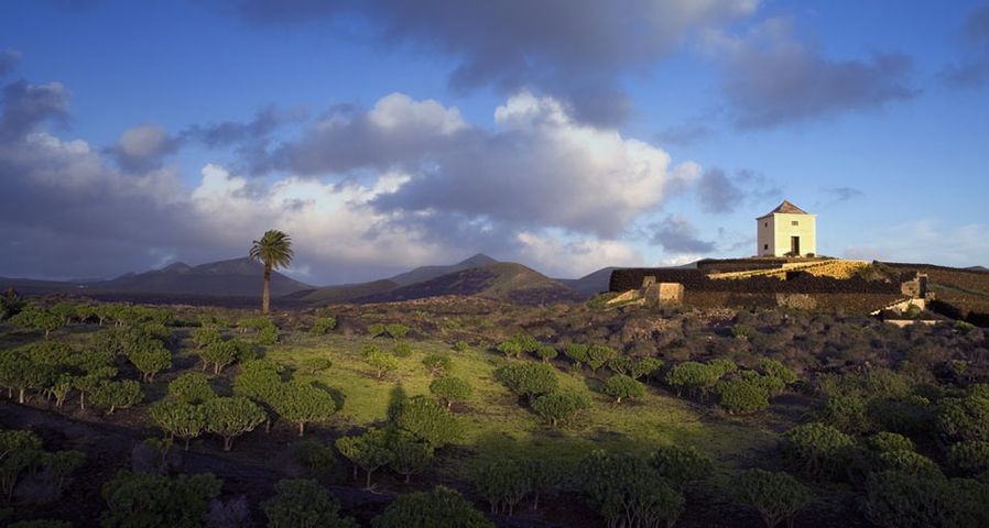 Ein Haus thront auf einem Hügel in der Gemeinde Yaiza auf Lanzarote, Kanarische Inseln, Spanien – SIME/eStock Photo ©