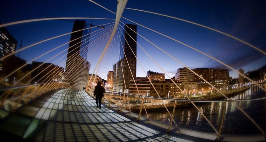 Die Zubizuri-Brücke in der spanischen Stadt Bilbao – Juanma Aparicio/age fotostock ©