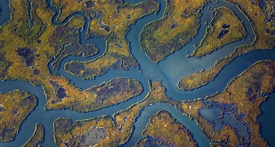 Luftbild der Wasserwege in einer Salzwiese auf der Cape May Halbinsel, New Jersey