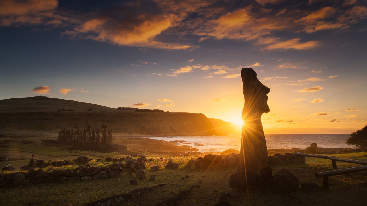 Sonnenaufgang am Ahu Tongariki, Nationalpark Rapa Nui, Osterinsel, Chile