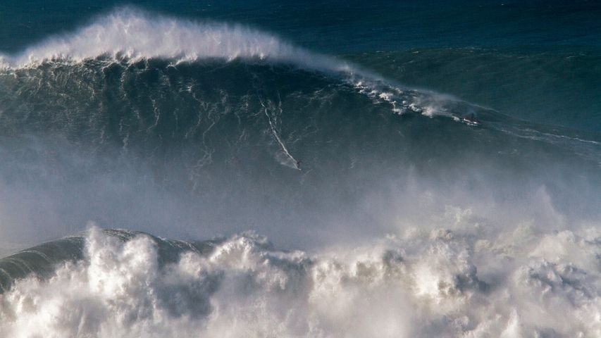 Rodrigo Koxas Ritt auf der größten jemals gesurften Welle am 8. November 2017, vor der Küste von Nazaré, Portugal
