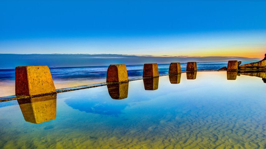 Swimming Pool bei Sonnenaufgang in Coogee, Vorort von Sydney, New South Wales, Australien