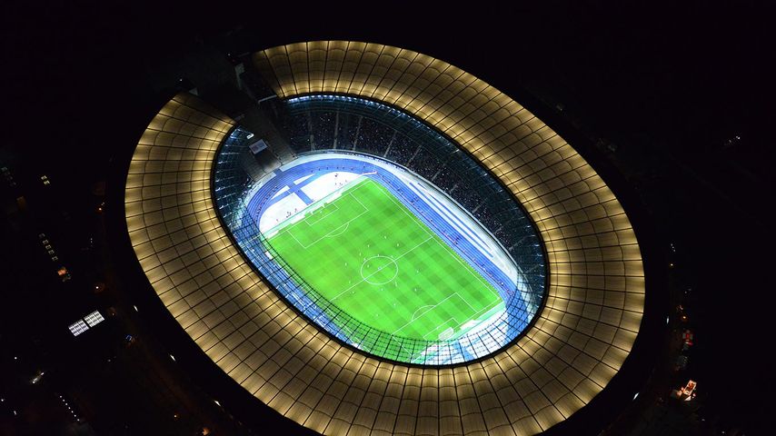 Nächtliche Luftaufnahme des Olympiastadions in Berlin