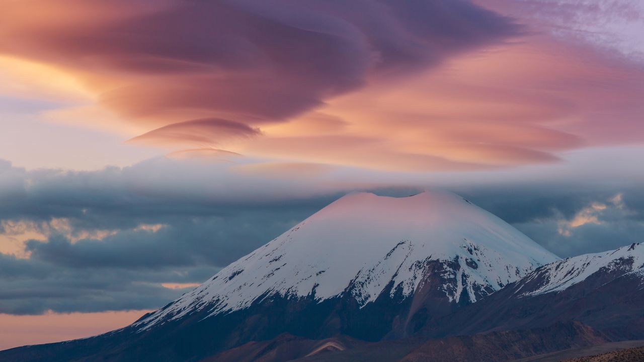 笼罩在云层下的火山口