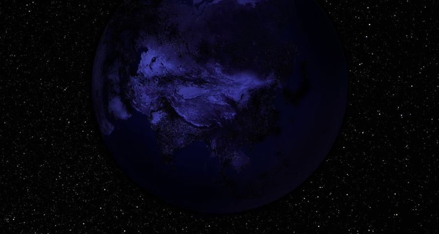 Satellitenbild der Erde, ausgerichtet auf Asien, Lichter ausgeschaltet – Stocktrek Images/Getty Images ©