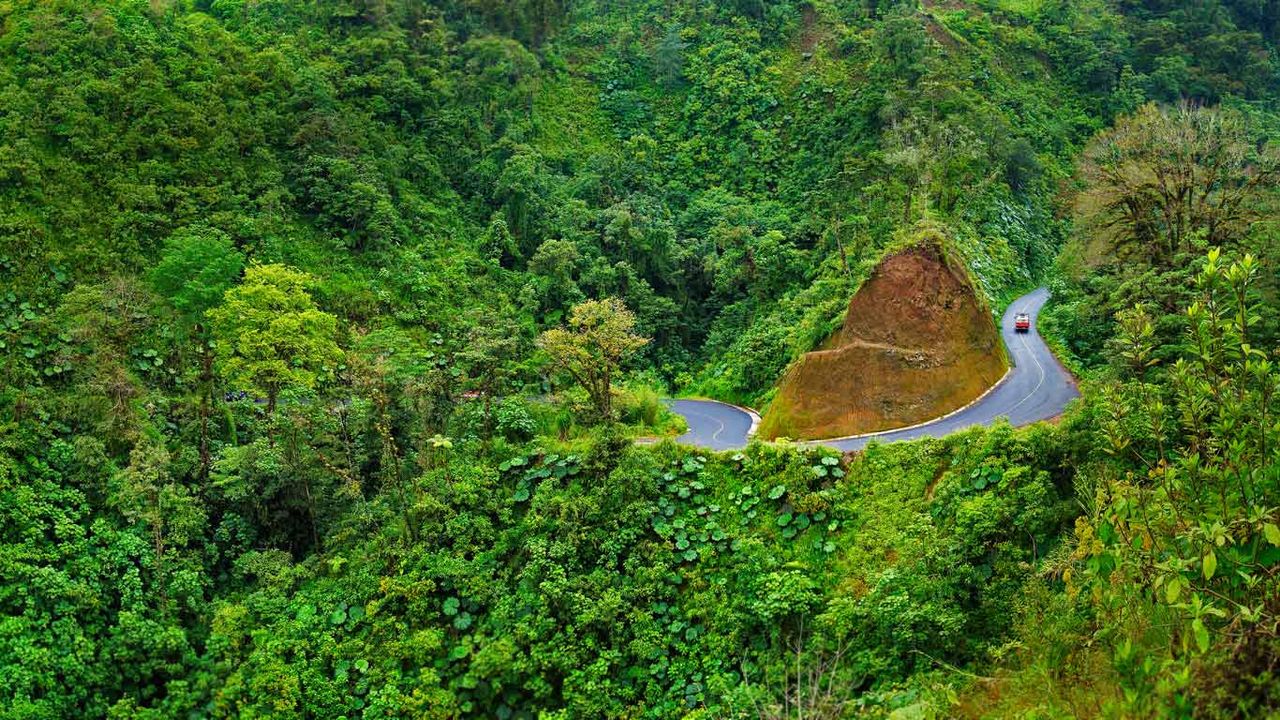 通往哥斯达黎加，阿雷纳尔火山国家公园的一条路