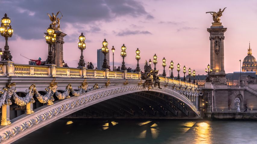 Brücke Alexandre III. in der Dämmerung, Paris, Frankreich
