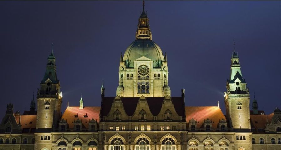 Das Neue Rathaus in Hannover bei Nacht – Scholz  F. Collection/Arco Images/Age Fotostock ©
