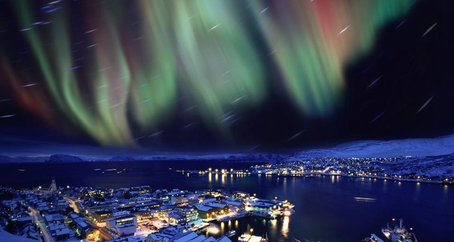 Polarlicht am Himmel über Hammerfest, Norwegen – Per-Andre Hoffman/Aurora Photos ©