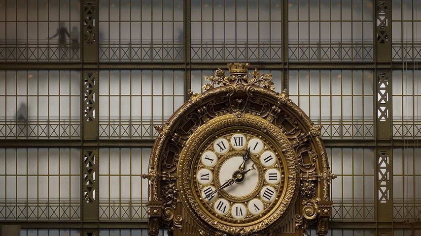 Uhr in der Haupthalle des Kunstmuseums Musée d’Orsay, Paris, Frankreich