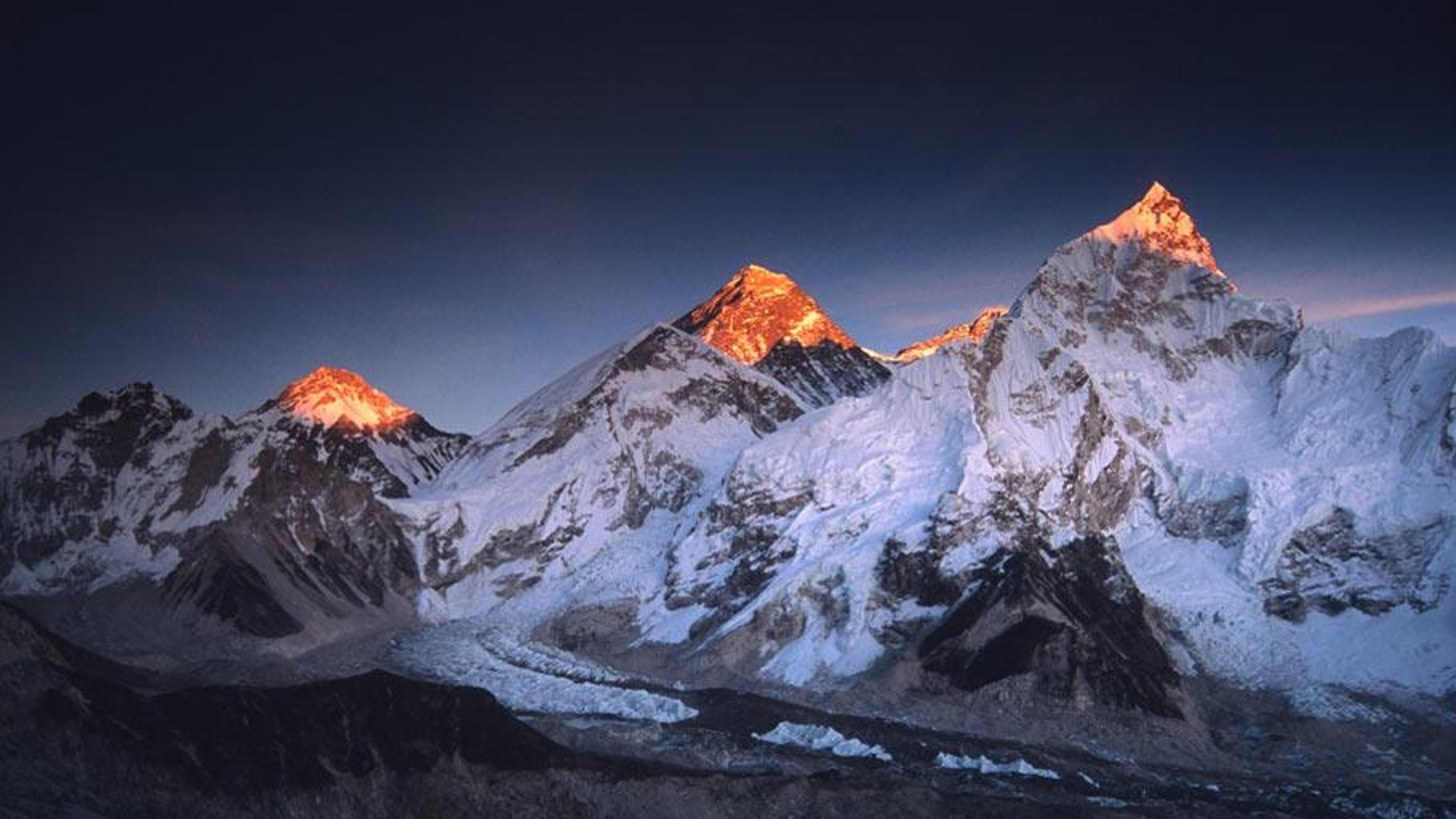 Das letzte Licht des Tages berührt den Gipfel des Mount Everest und