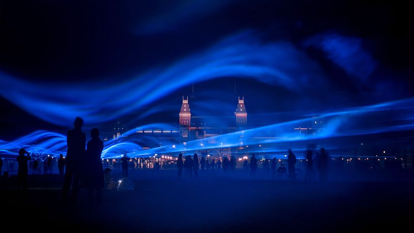 „Waterlicht“-Installation am Museumplein in Amsterdam, Niederlande