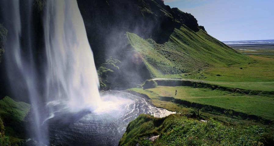 Der Seljalandsfoss Wasserfall an der Südküste Islands – SIME/eStock Photo ©