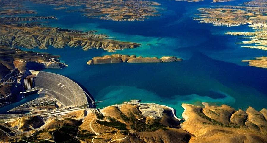 Luftbild des Atatürk-Staudamms am Euphrat, Türkei
