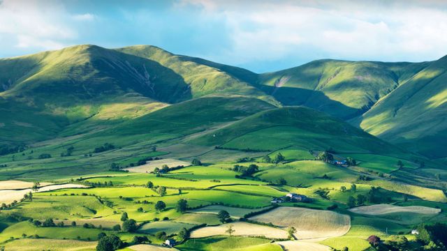 约克郡谷地国家公园里的山丘，英格兰