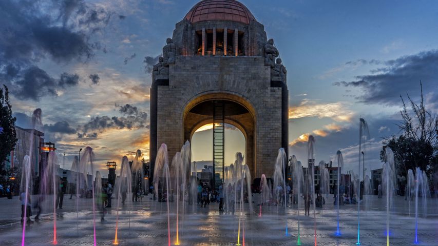 Brunnen vor dem Denkmal der Revolution, Mexiko-Stadt, anlässlich des mexikanischen Unabhängigkeitstages