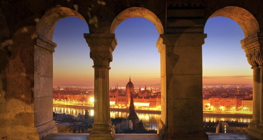 Blick von der Fischerbastei auf das ungarische Parlamentsgebäude in Budapest – SIME/eStock Photo ©