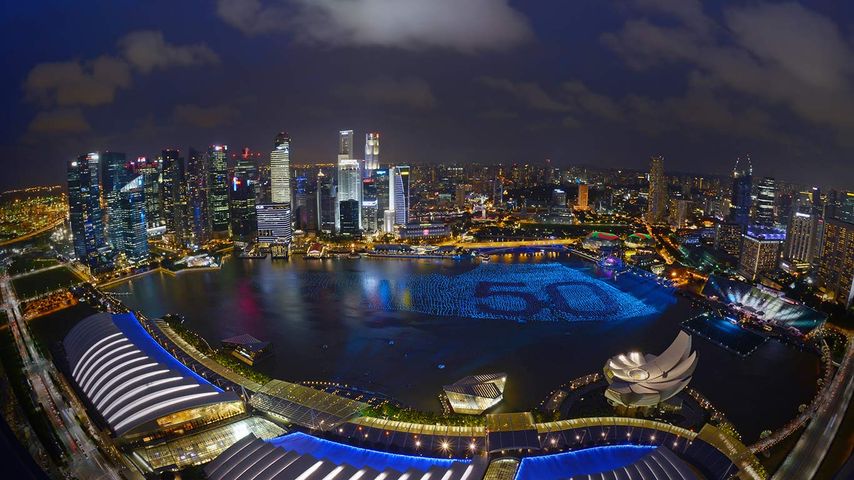 Festlich illuminierte Marina Bay zum 50. Nationalfeiertag Singapurs
