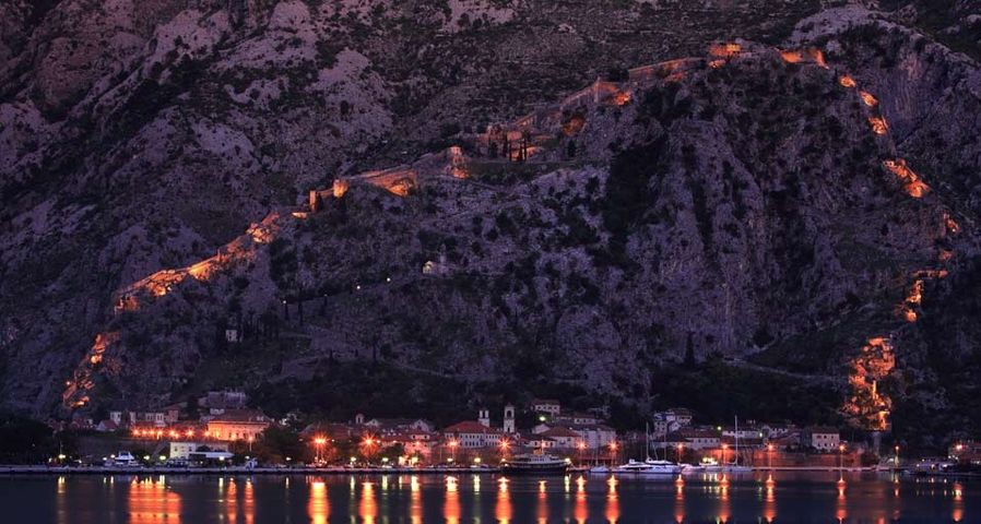 Die Hafenstadt Kotor an der adriatischen Küste von Montenegro – Bertrand Gardel/Corbis ©
