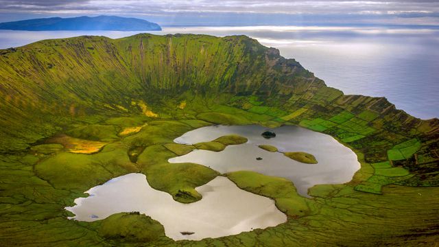 葡萄牙，坐落在科尔沃岛上的Caldeirão火山口 
