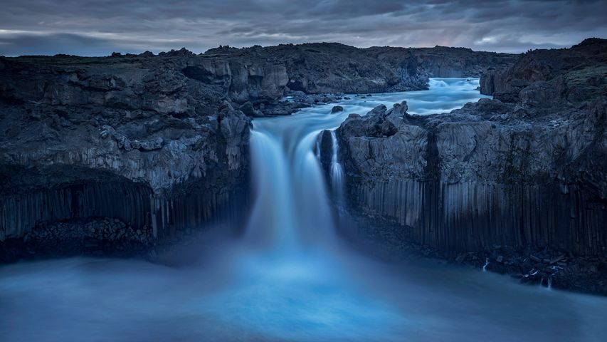 Der Wasserfall Aldeyjarfoss in der nordisländischen Binnenlandschaft