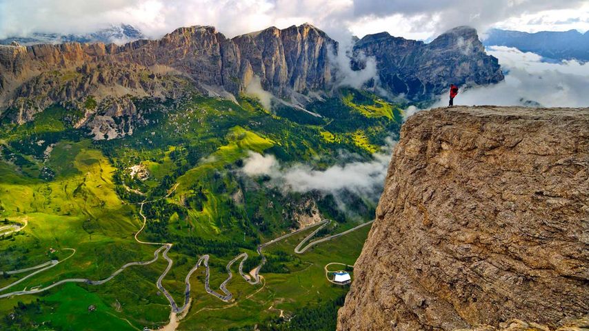 Wanderer auf der Sella mit Blick auf das Gadertal, Dolomiten, Südtirol, Italien