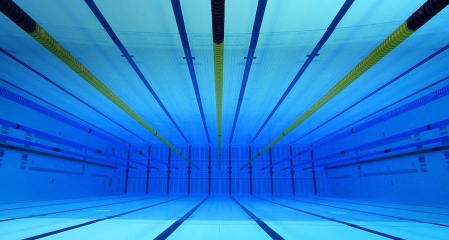 Ein Blick ins Olympische Becken im Aquatic Centre, Olympic Park, Stratford, London