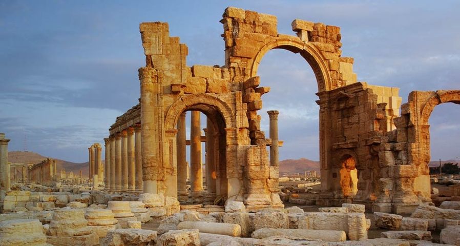 Triumphbogen in der antiken Oasenstadt Palmyra, Syrien – DEA/Photolibrary ©