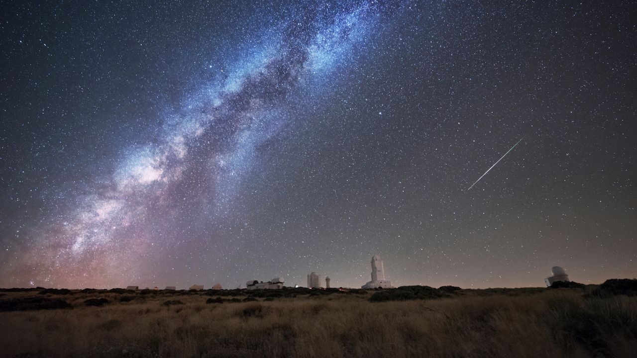 泰德天文台上空的英仙座流星，加那利群岛，西班牙