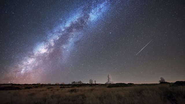 泰德天文台上空的英仙座流星，加那利群岛，西班牙