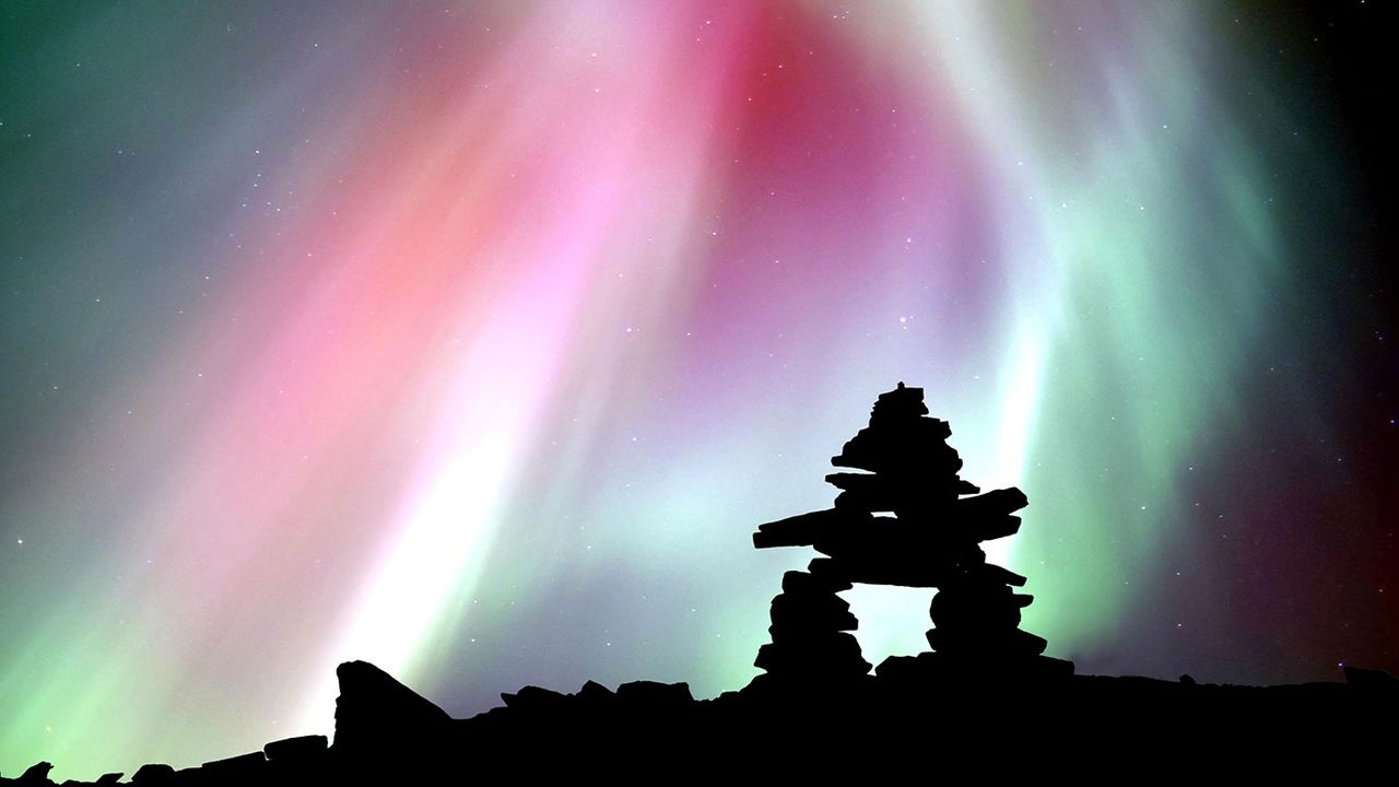 加拿大育空地区的极光与石头人(因努伊特石堆)