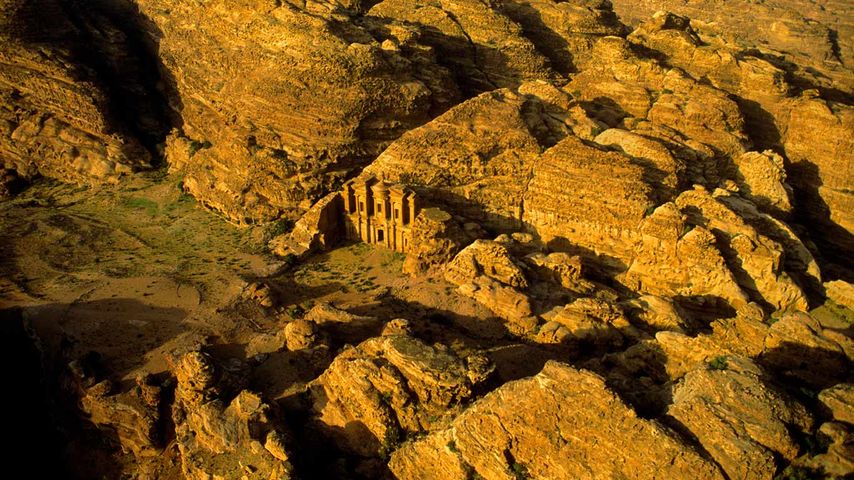 Luftbild des Felsentempels Ad Deir nahe der antiken Stadt Petra, Jordanien