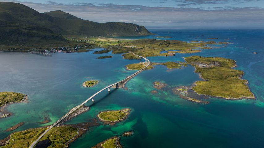 Brücke zur Ortschaft Fredvang auf der Insel Moskenesøy, Lofoten, Norwegen