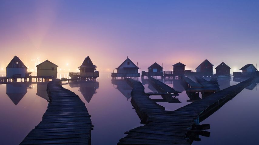 Bootshäuser am Bokodi-Hutoto-See in der Nähe von Oroszlány, Ungarn