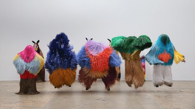 2016年于悉尼火车制造厂展出的艺术家尼克·凯夫的系列作品“Soundsuits”，澳大利亚 