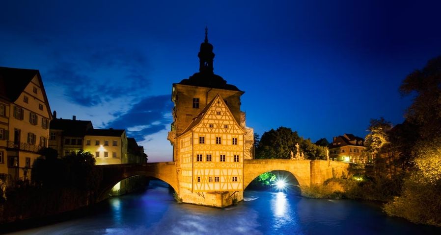 Das Alte Bamberger Rathaus steht mitten im Fluss Regnitz – Bruno Ehrs/Corbis ©