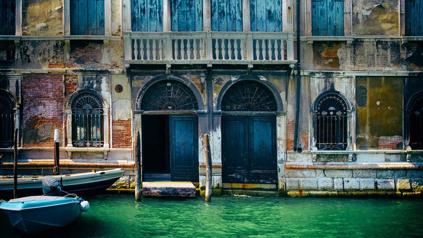Gebäudefassade und Kanal in Venedig, Italien