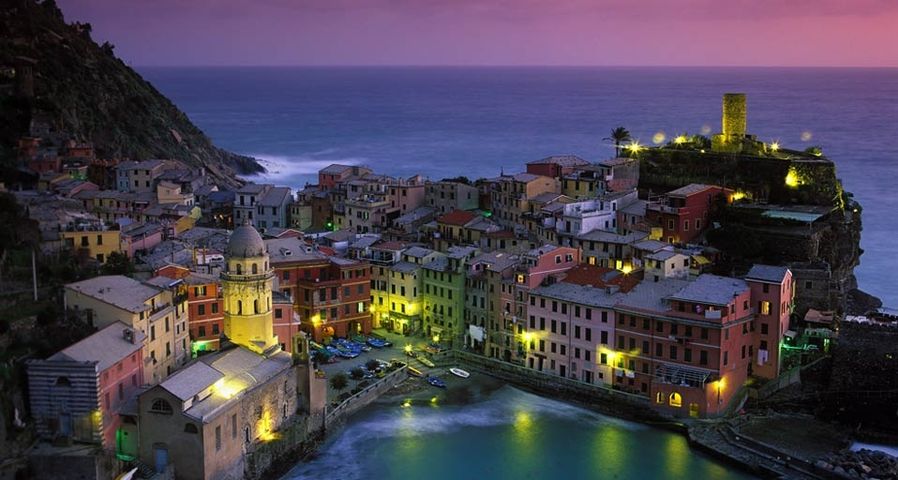 Die malerische Hafenstadt Vernazza liegt im Nordwesten Italiens – SIME / eStock Photo ©