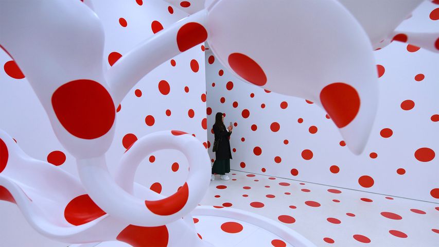 Eine Frau betrachtet Yayoi Kusamas Installation „With All My Love for The Tulips, I Pray Forever, 2011“. Zum Weltkunsttag