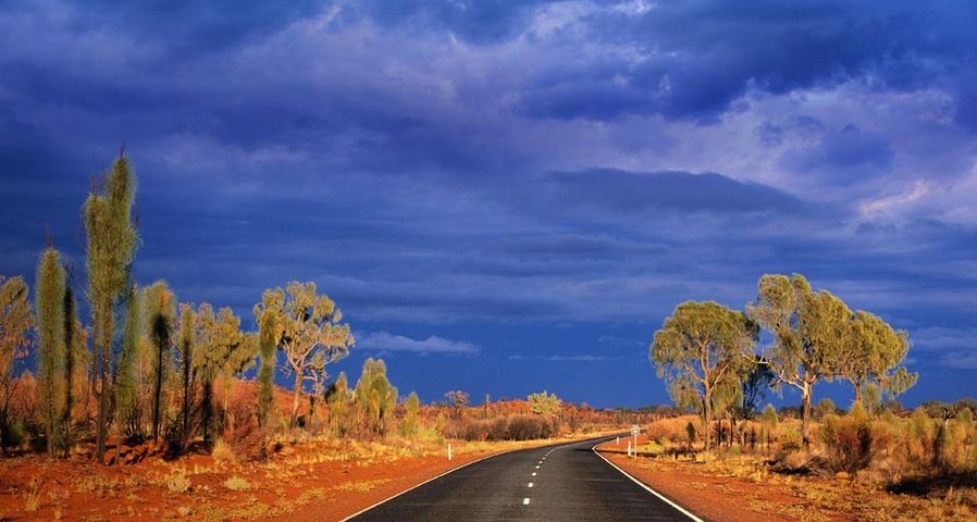 Dunkle Wolken ziehen über den Lasseter Highway in Australiens Outback – Theo Allofs/CORBIS ©