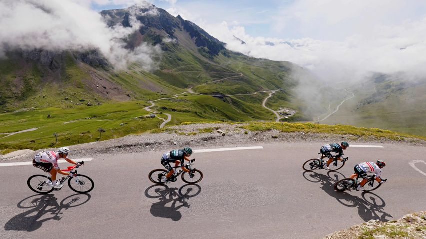 Abfahrt vom Col du Tourmalet in den französischen Pyrenäen während der Tour de France 2021
