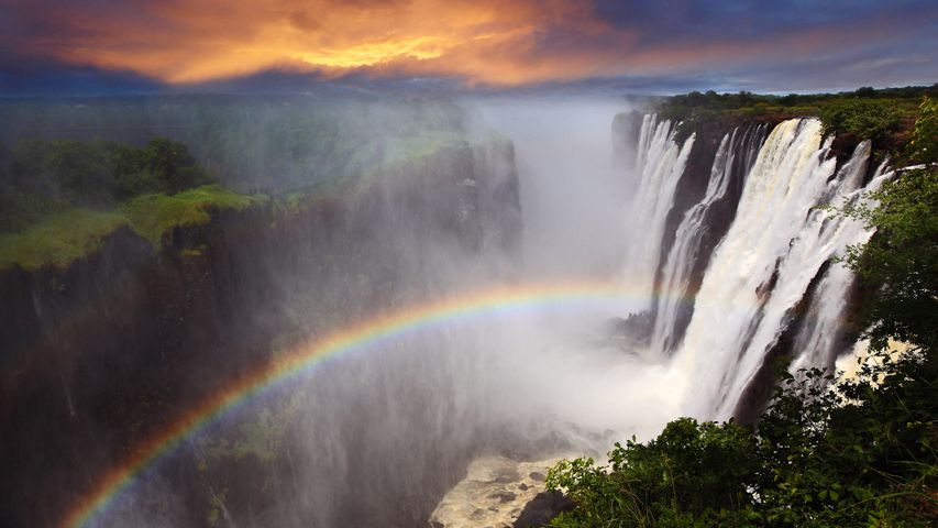 Regenbogen an den Victoriafällen in Sambia