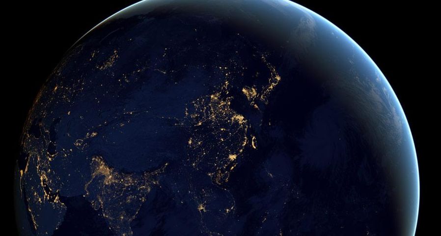 Zusammengesetztes Bild der Erde, bei Nacht vom Weltall aus gesehen