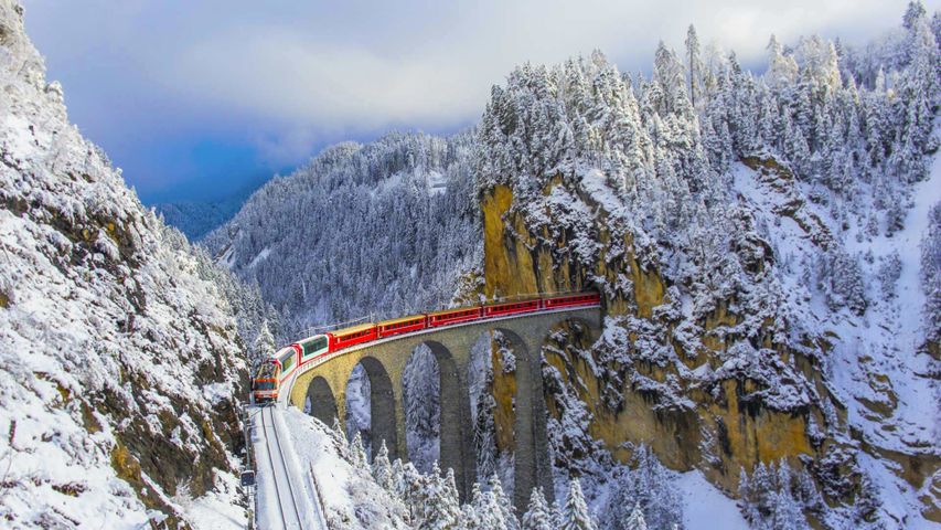 Der Bernina Express überquert das Landwasserviadukt, Graubünden, Schweiz