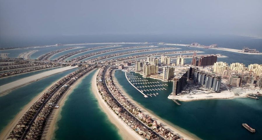 Luftaufnahme der künstlichen Insel in Palmenform, Dubai, Vereinigte Arabische Emirate – OSOMEDIA/agefotostock ©